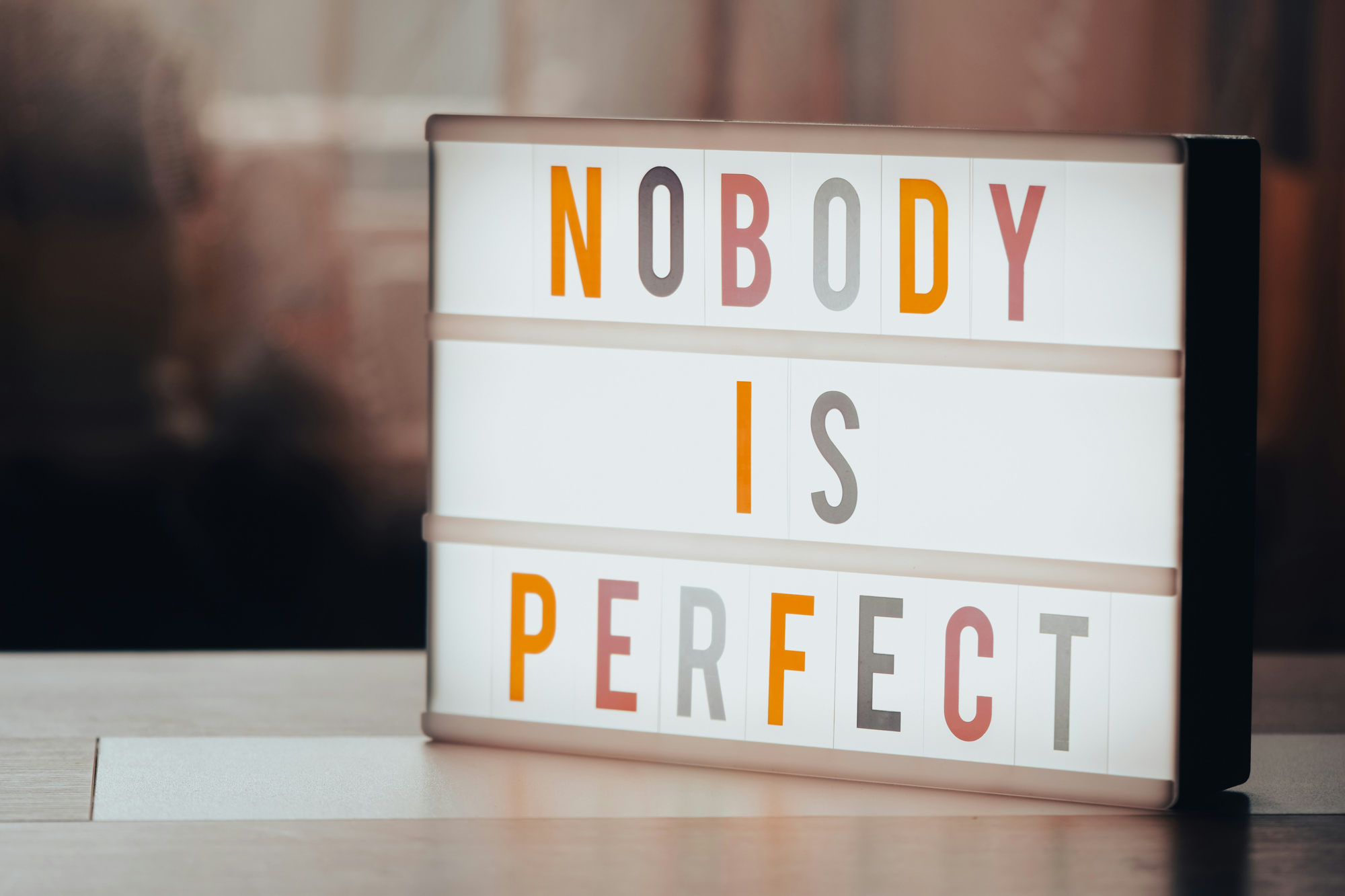 Panou luminos cu mesajul Nobody is Perfect