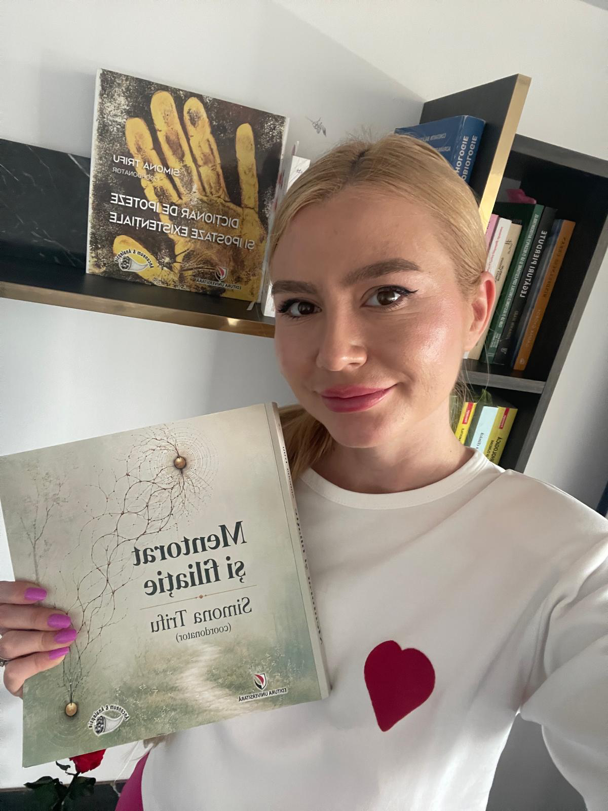 Alina Nițu cu cartea Mentorat și filiație de Simona Trifu