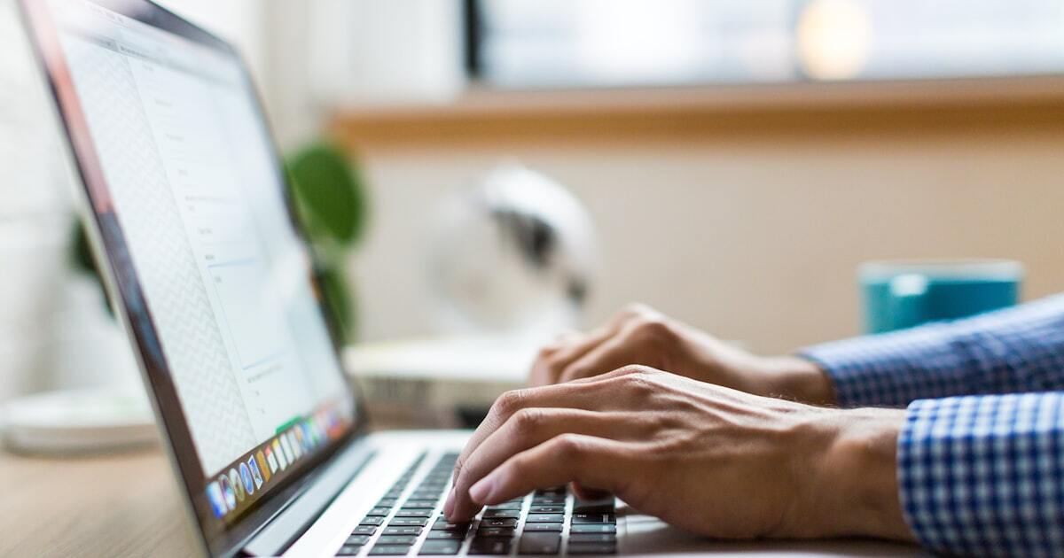 Persoană care lucrează pe laptop — psihoterapie online